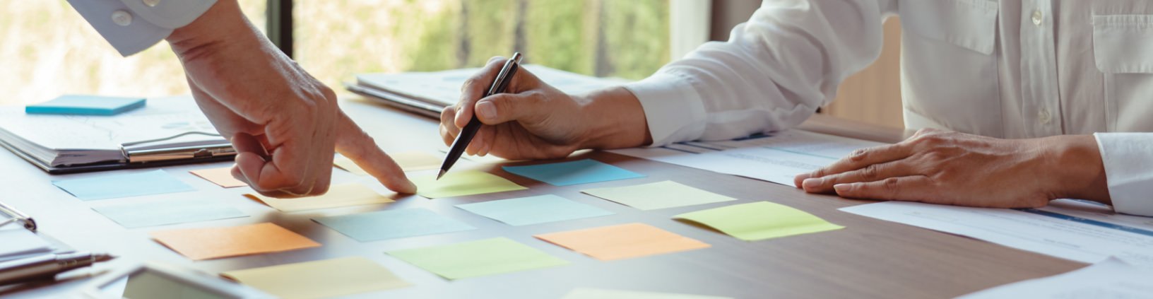 gens qui font suivis de projets sur papiers de couleurs